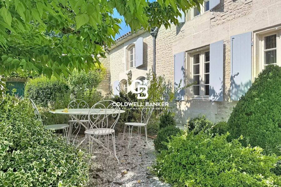 Maison à vendre à Saint-Fort-sur-le-Né — Vue parc & jardin — photo 2