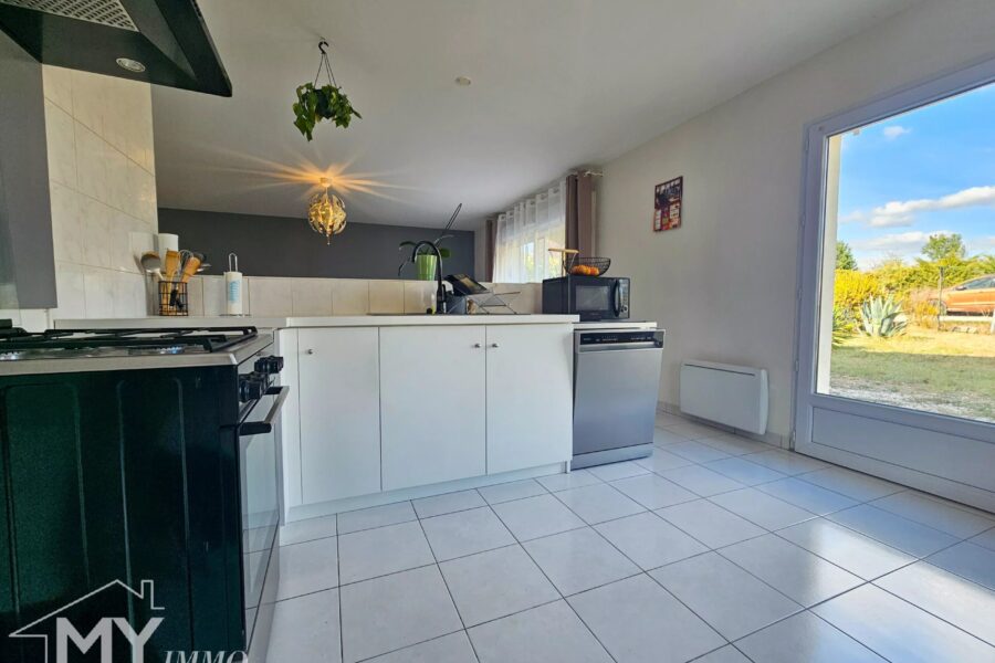 Maison à vendre à Saint-Méard-de-Gurçon — Vue sur la ville — photo 7