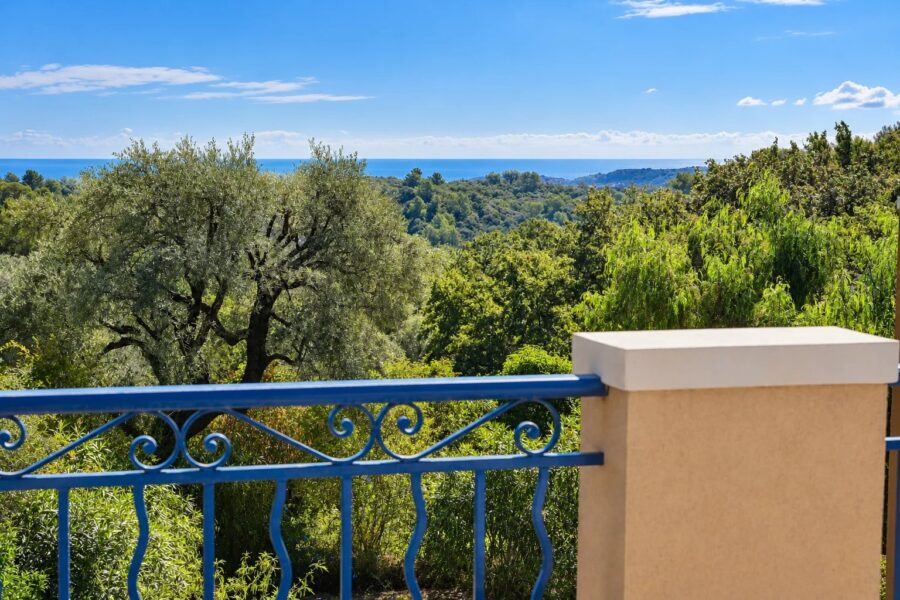 Appartement à vendre à Roquefort-les-Pins — Vue mer — photo 1