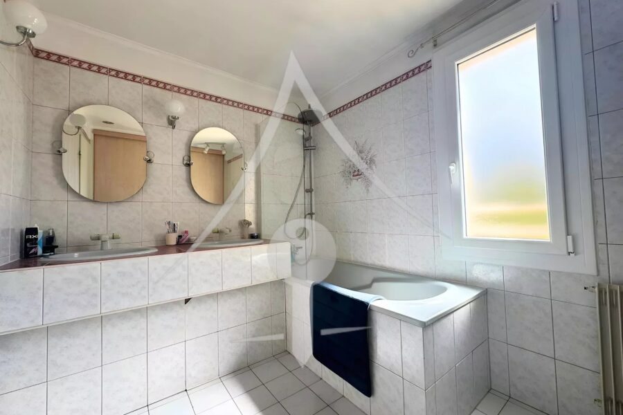Maison à vendre à Portet-sur-Garonne — Vue parc & jardin — photo 9