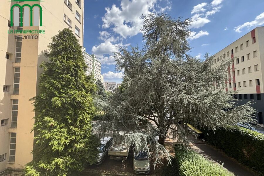 Appartement à vendre à Saint-Étienne — Vue sur la ville — photo 1
