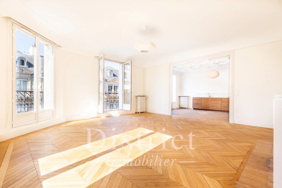 Appartement à louer à Paris 8e arrondissement — Vue sur la ville — photo 2