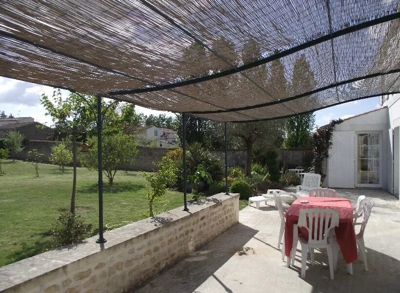 Maison à vendre à Saint-romain-de-benet — Vue parc & jardin — photo 15
