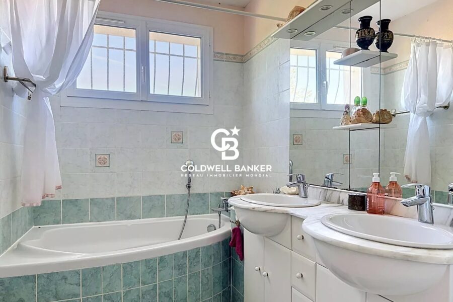 Maison à vendre à Saint-Georges-des-Coteaux — Vue parc & jardin — photo 12