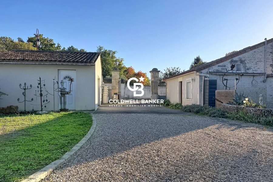 Maison à vendre à Salignac-sur-Charente — Vue parc & jardin — photo 7