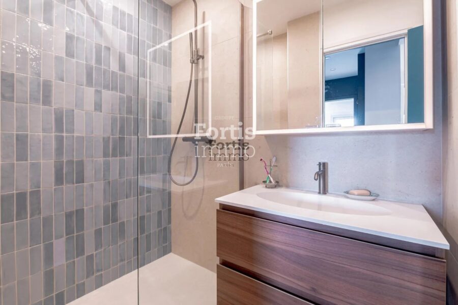 Appartement à vendre à Paris 18e arrondissement — Vue sur la ville — photo 16