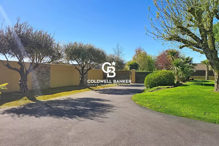 Maison à vendre à Fontenay-le-Comte — Vue parc & jardin — photo 8