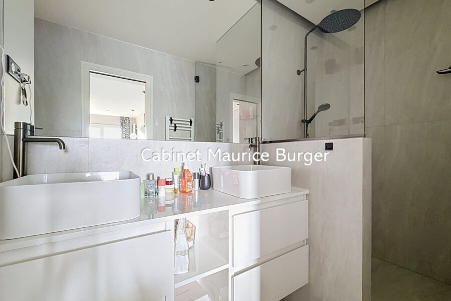 Appartement à louer à Paris 16e arrondissement — Vue sur la ville — photo 8