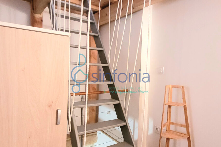 Appartement à vendre à Saint-Quentin-la-Poterie — Vue sur la ville — photo 7