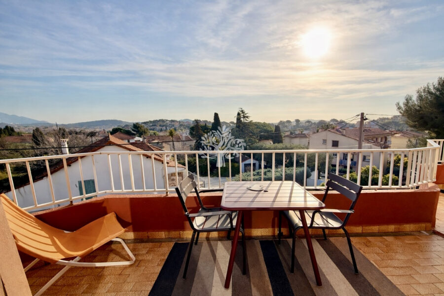 Appartement à vendre à Sanary-sur-Mer — Vue sur la ville — photo 1
